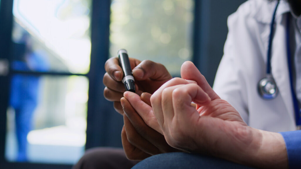 mulher fazendo teste para diabetes tipo 1