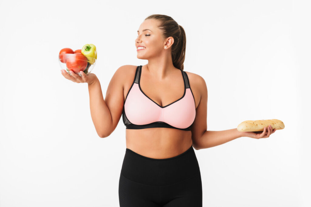 mulher segurando frutas de um lado e pão do outro