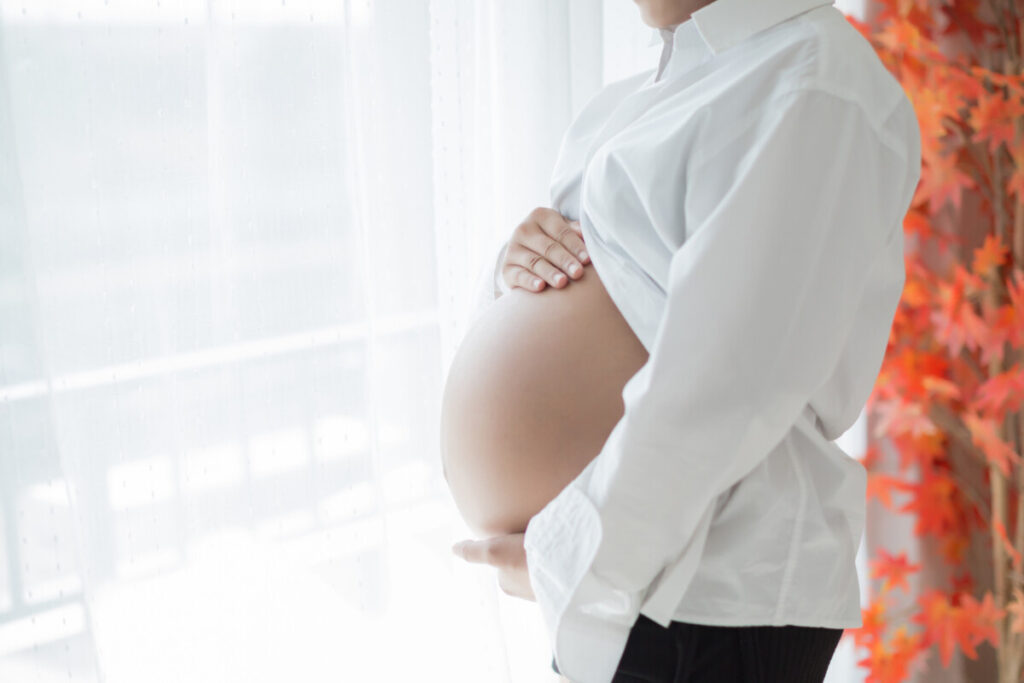 grávida segurando a barriga